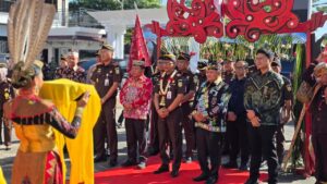Bupati Kapuas HM Wiyatno bersama seluruh unsur Forum Koordinasi Pimpinan Daerah (Forkopimda) Kabupaten Kapuas mendampingi sekaligus menyambut langsung kunjungan kerja Kepala Kejaksaan Tinggi (Kajati) Kalimantan Tengah ke Kejaksaan Negeri Kapuas, Kamis (25/6).