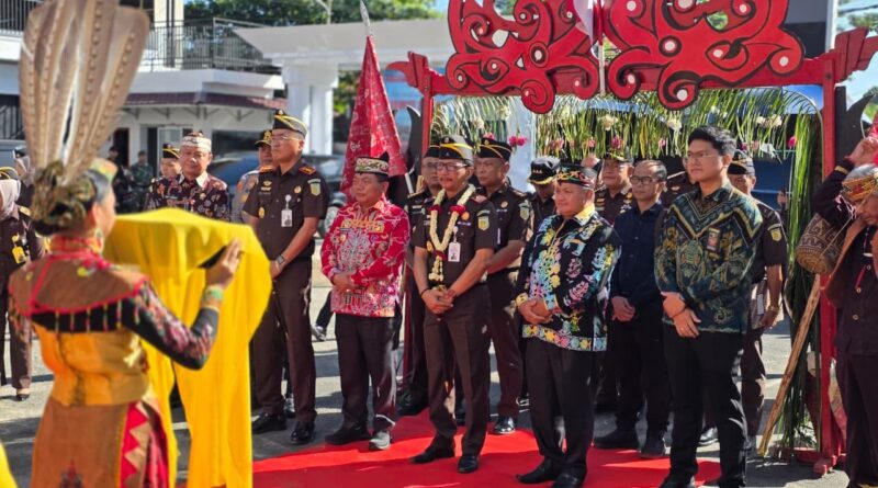 Bupati Kapuas HM Wiyatno bersama seluruh unsur Forum Koordinasi Pimpinan Daerah (Forkopimda) Kabupaten Kapuas mendampingi sekaligus menyambut langsung kunjungan kerja Kepala Kejaksaan Tinggi (Kajati) Kalimantan Tengah ke Kejaksaan Negeri Kapuas, Kamis (25/6).